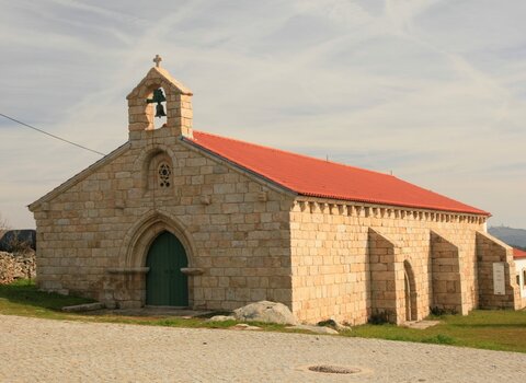 Algosinho_Igreja_de_Santo_Andr___Medium_