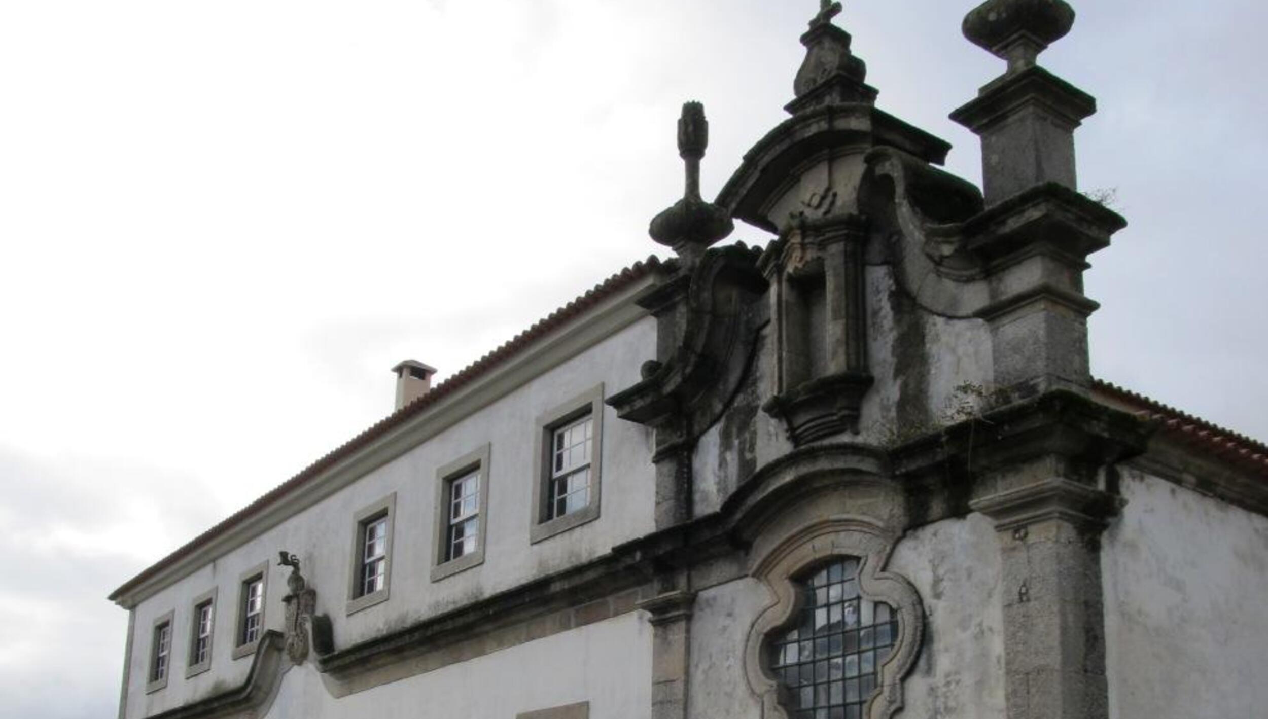 Casa da Corujeira, anexos agrícolas e logradouro