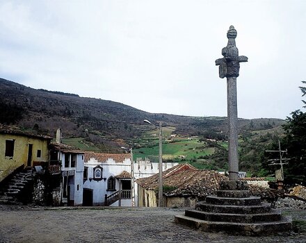 pelourinho_Vinhais_01__Medium_