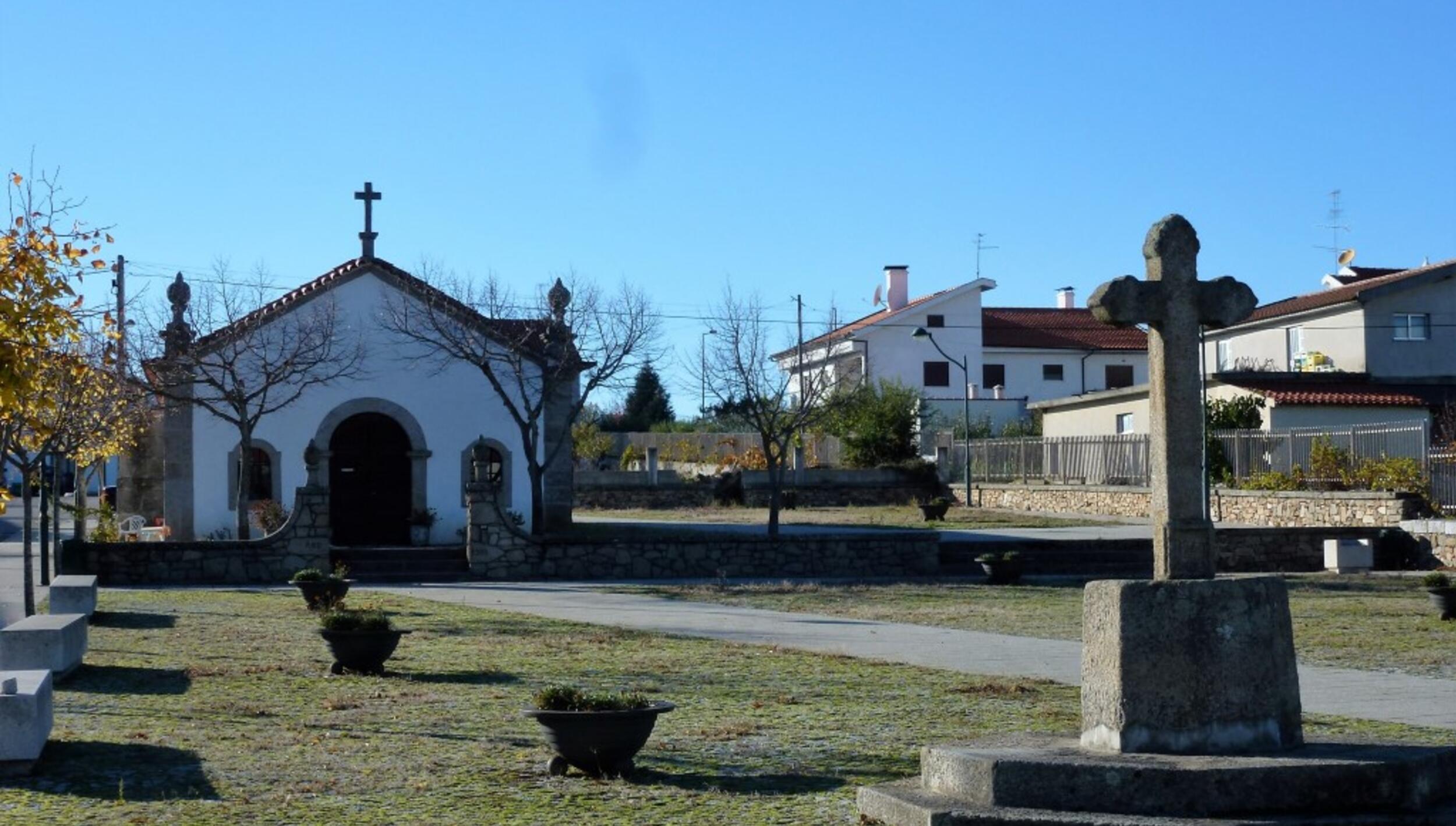 Capela e cruzeiro