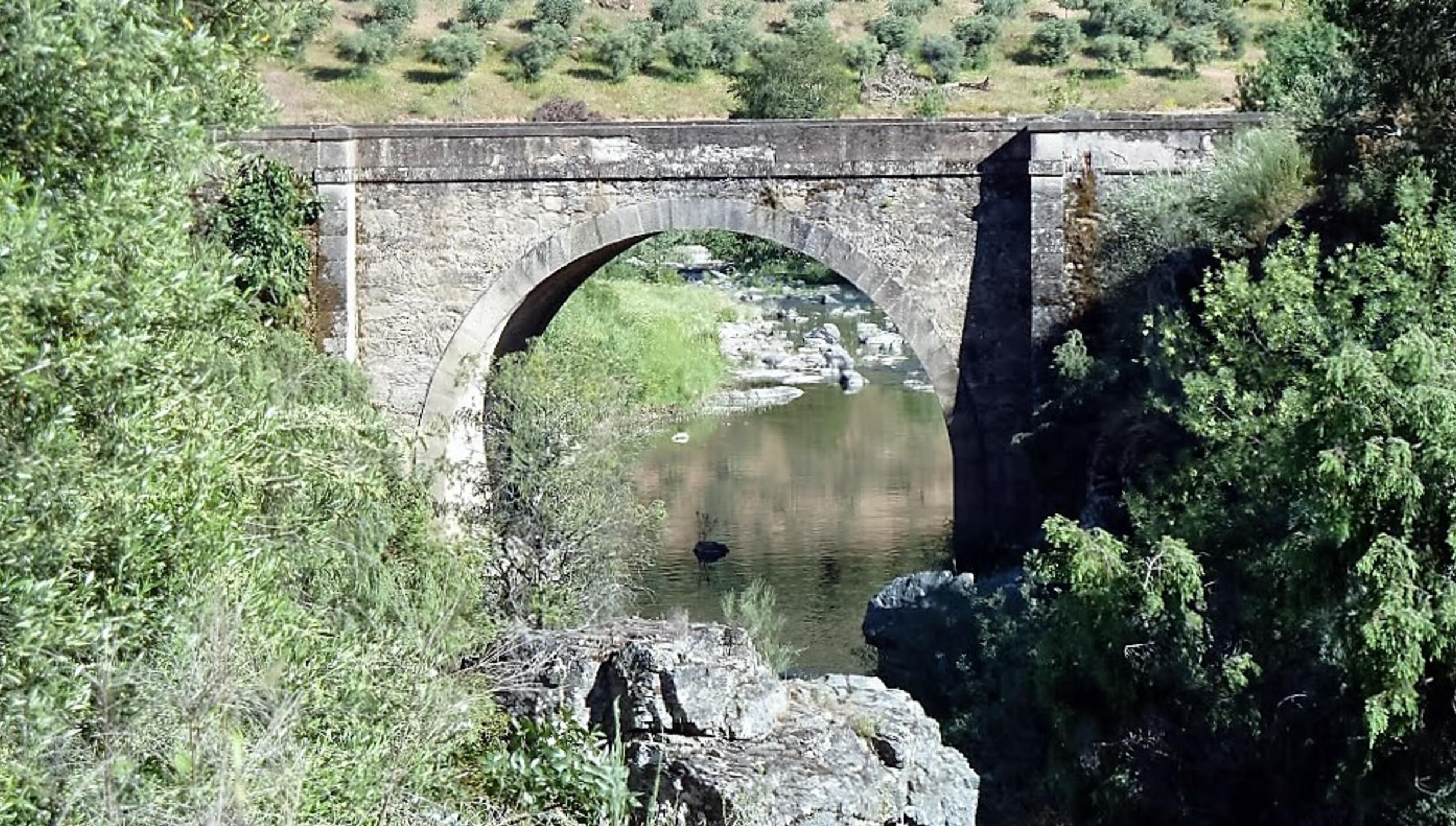 Ponte Velha sobre o rio Azibo