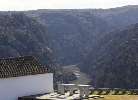 Capela e castro de s. jo o das arribas com o douro em pano de fundo 1 480 350