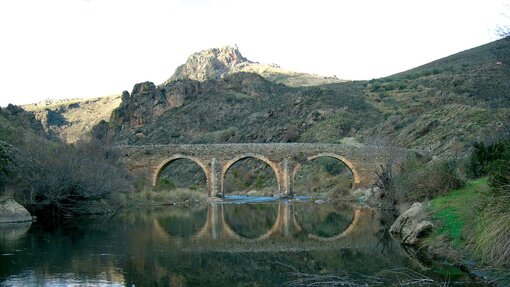Ponte Medieval sobre o rio Angueira