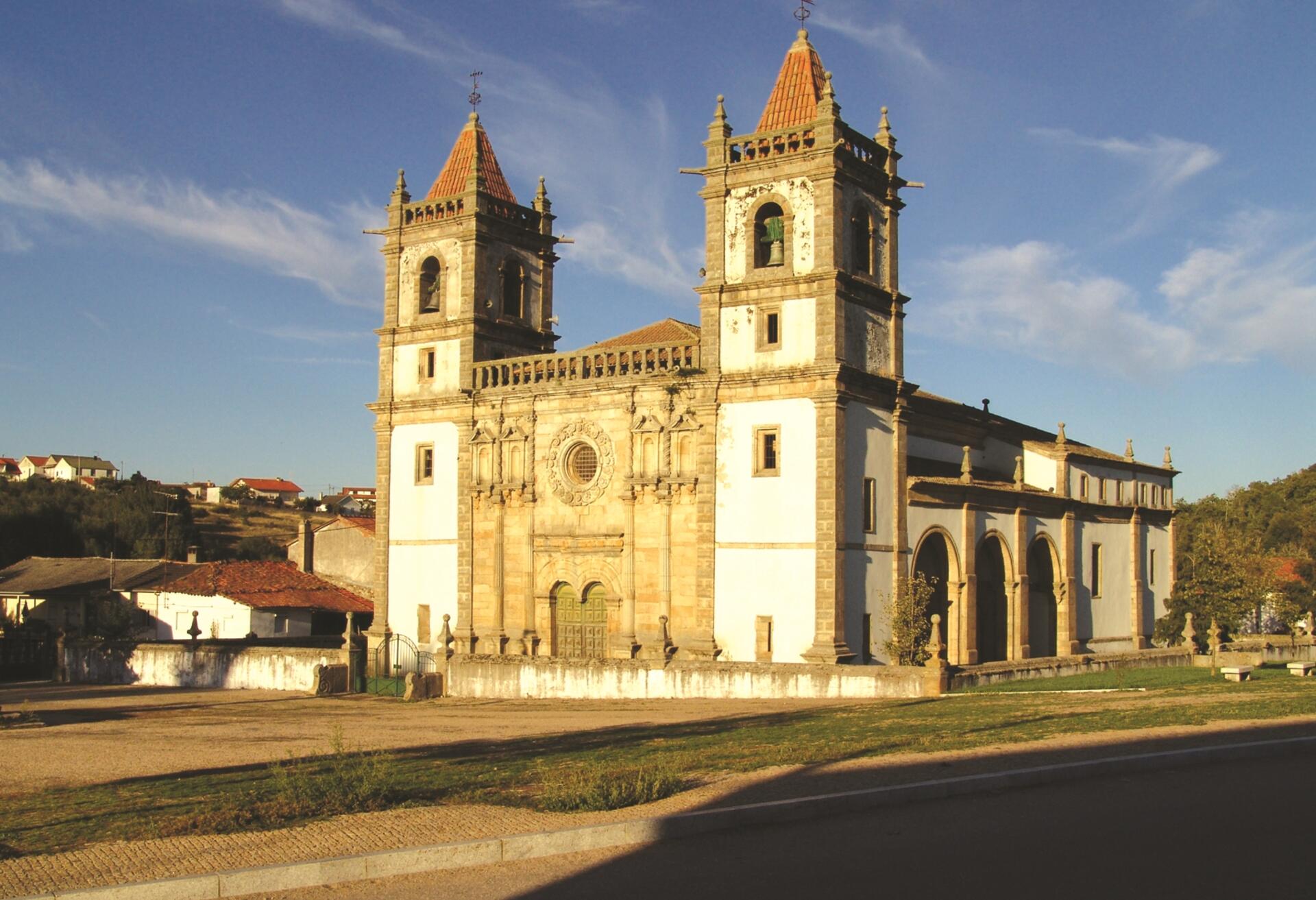 igreja_santo_cristo1_outeiro