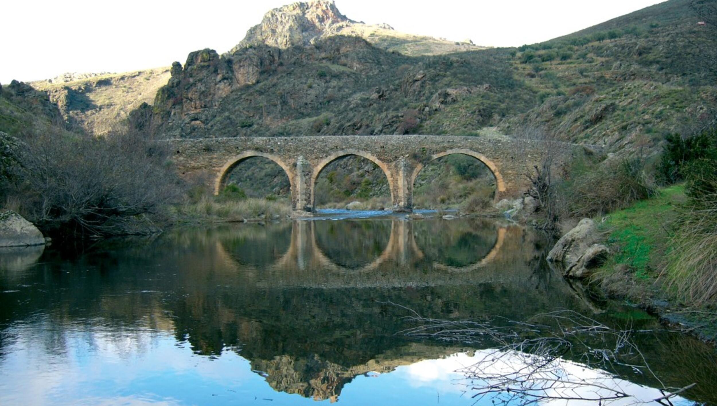 Ponte e Calçada Medieval de Algoso