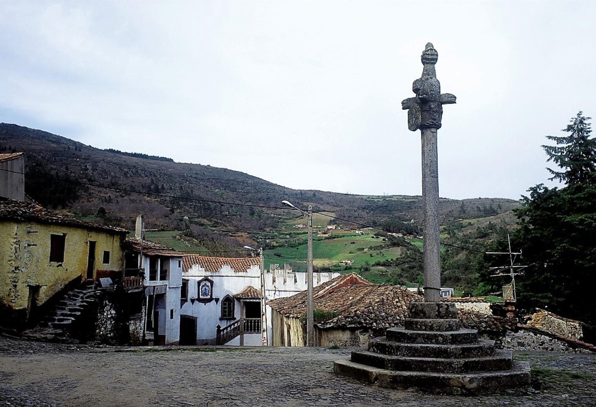 pelourinho_Vinhais_01__Medium_