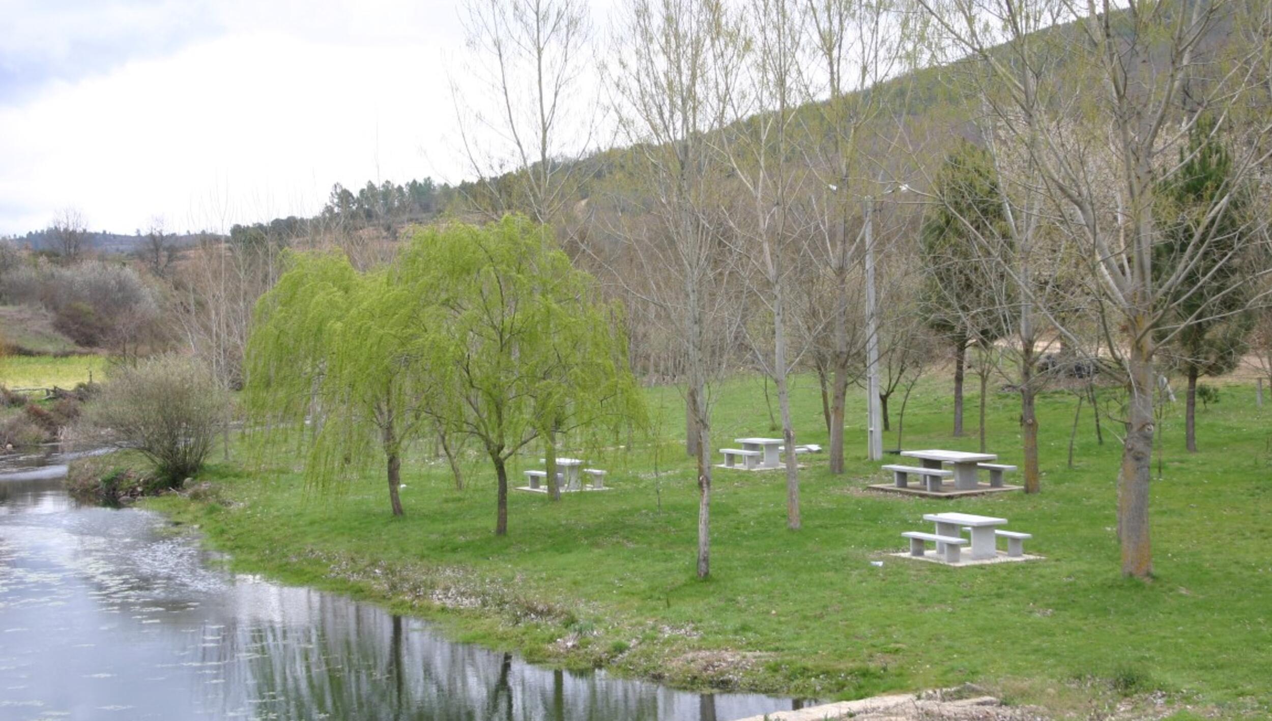 Praia fluvial e Parque de Merendas de Serapicos