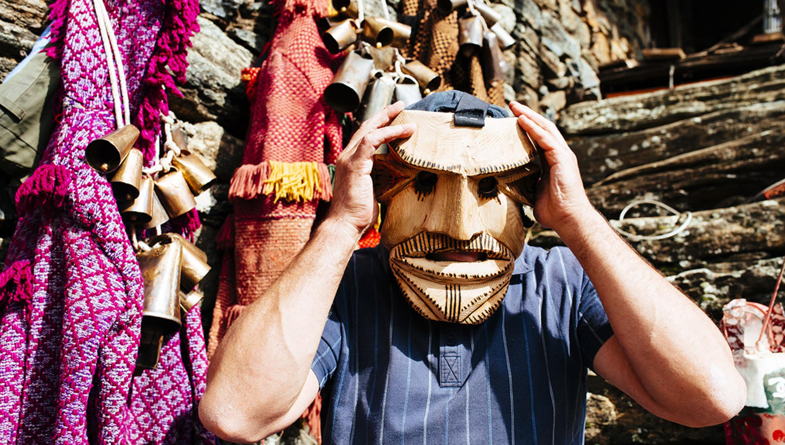 Máscaras em Madeira e Bordados