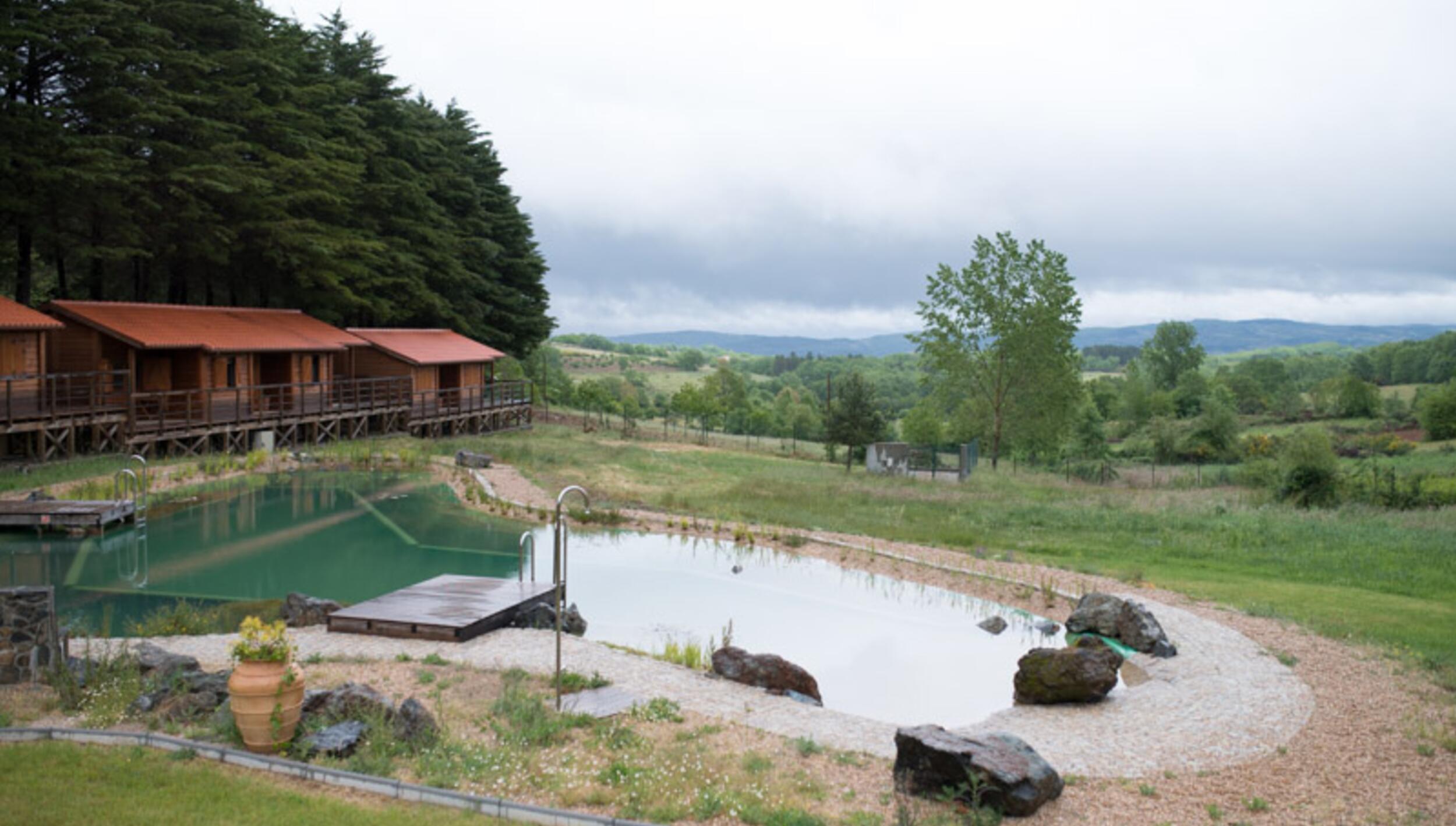 Bongalows e piscina biológica