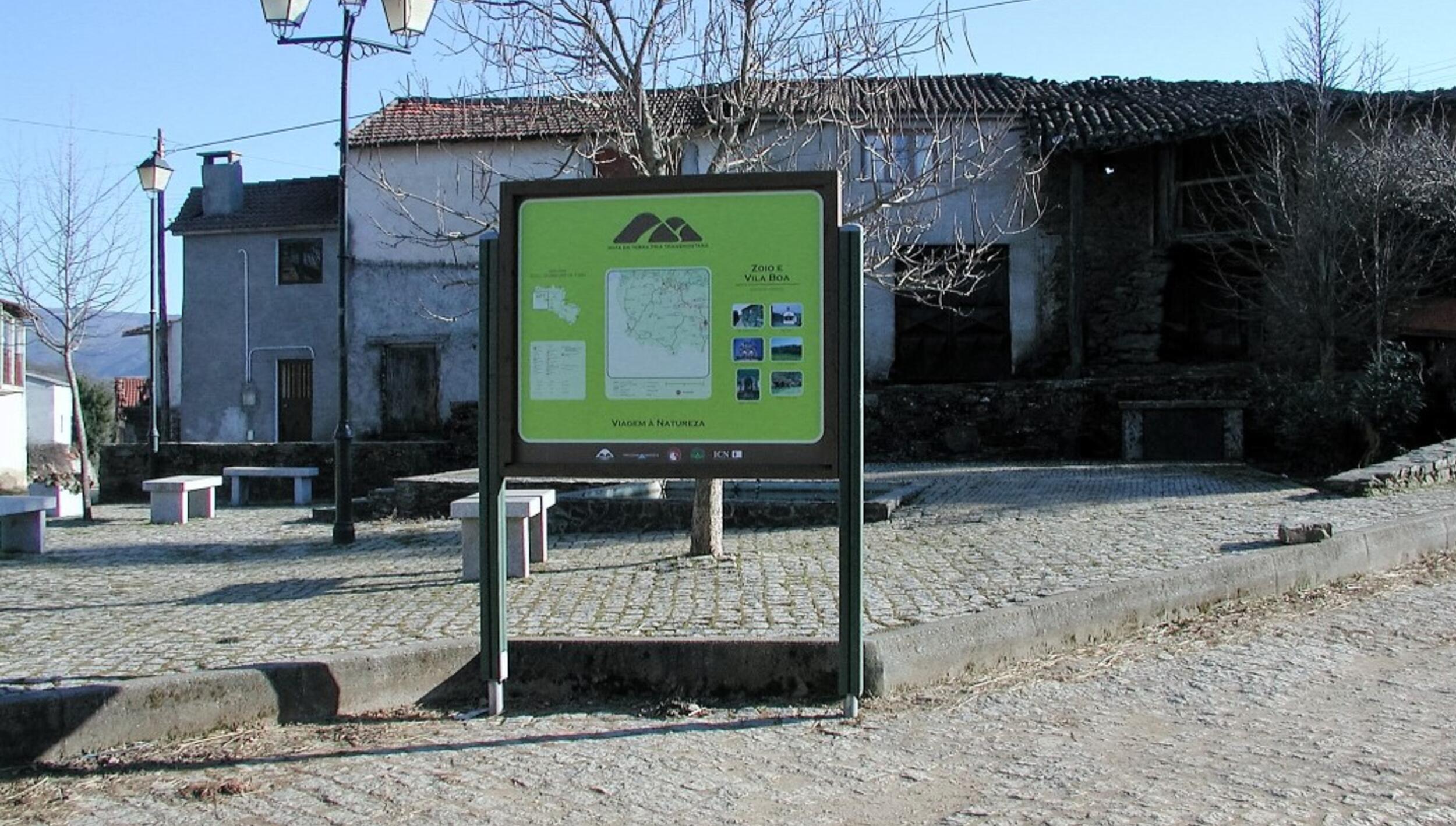 Painel da Rota no largo da aldeia