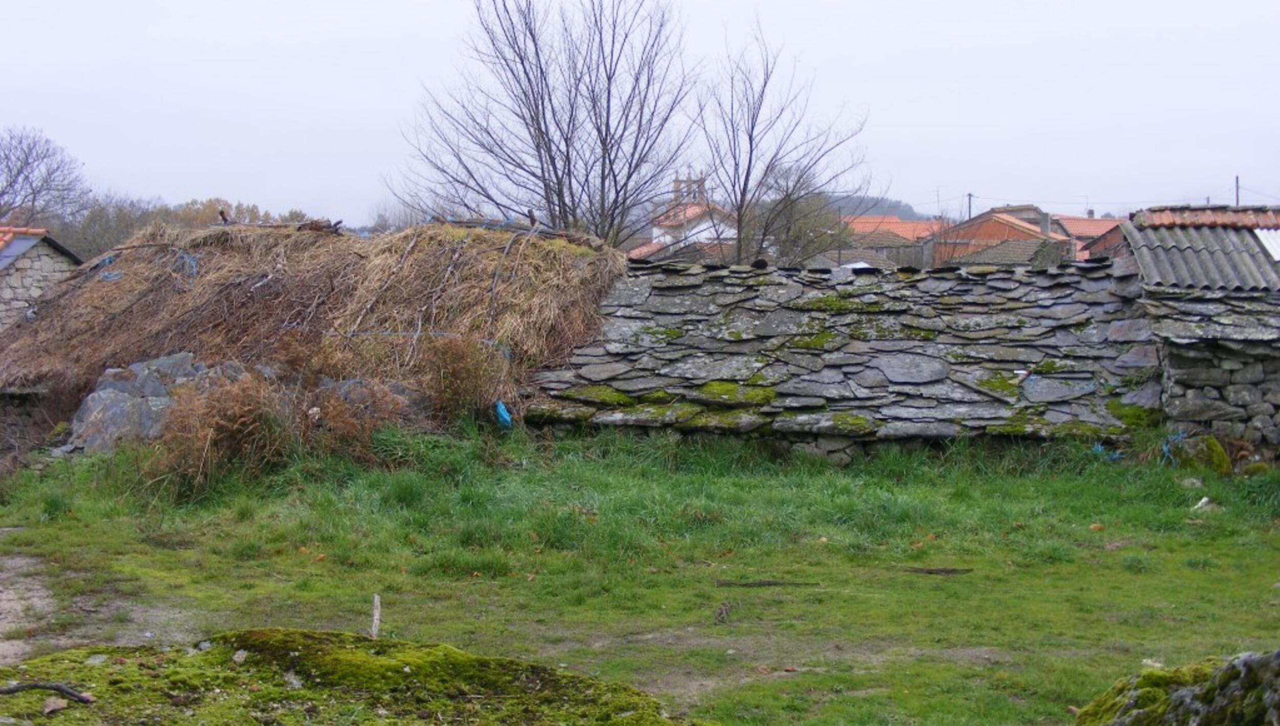 Cobertura em lousa e palha colmaça