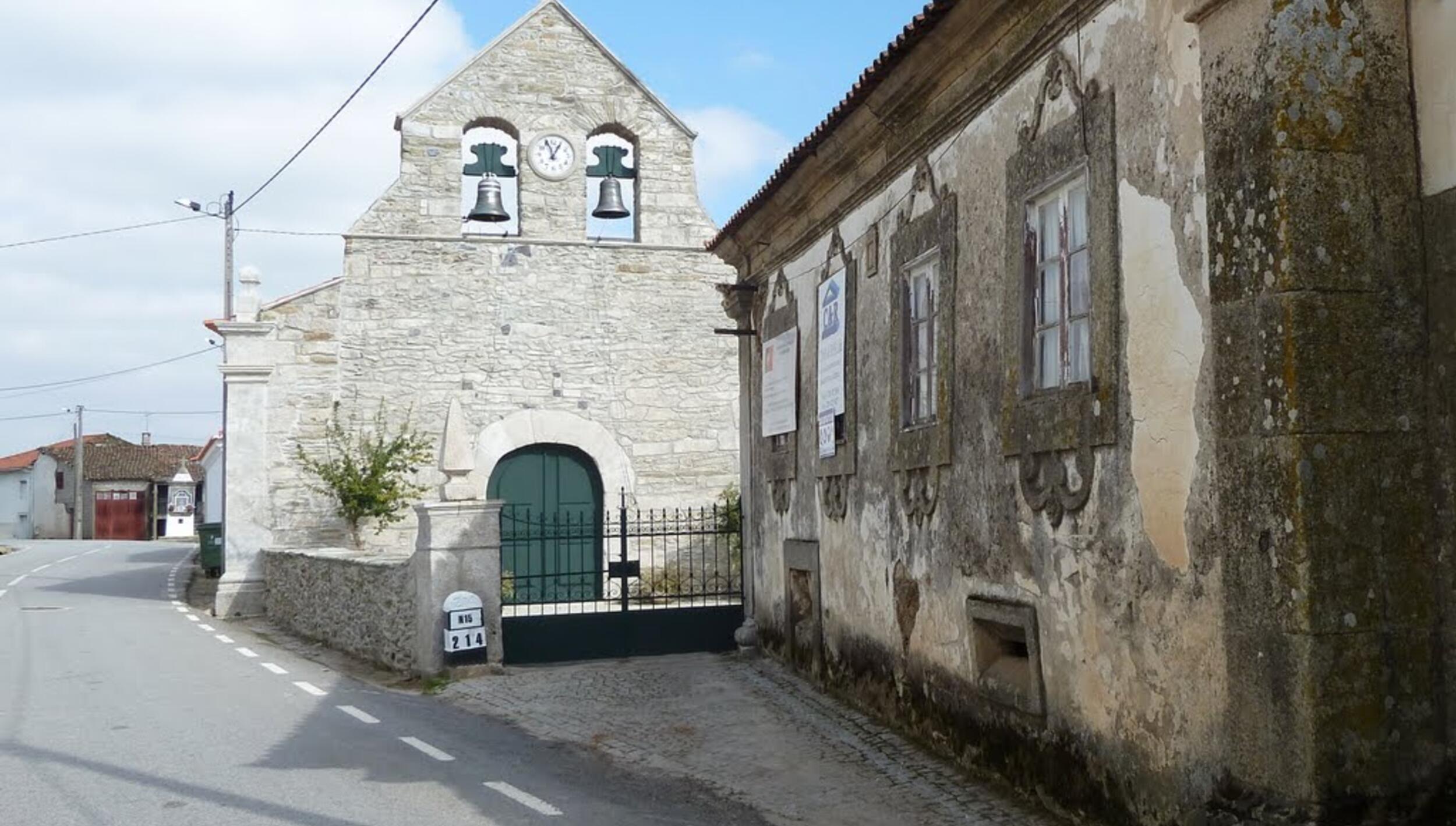 Fachada principal da igreja e casa do padre