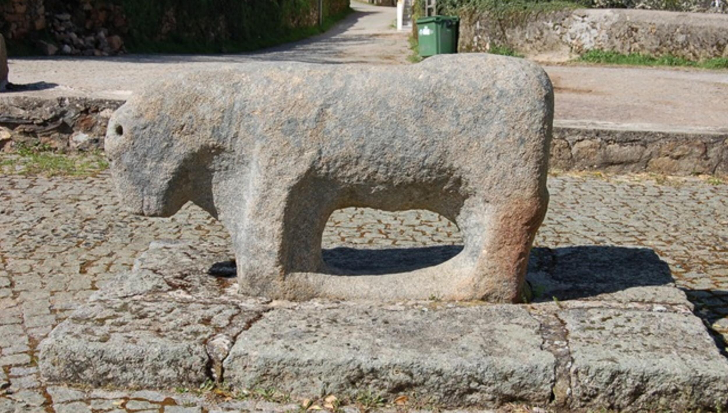 Escultura Zoomórfica no Adro