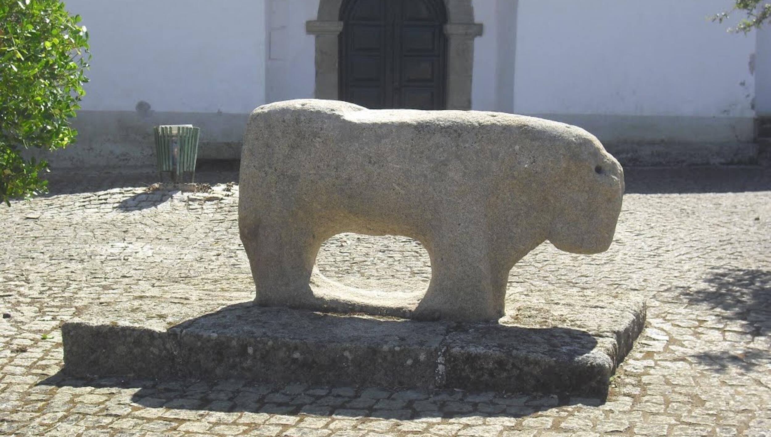 Escultura Zoomórfica no Adro