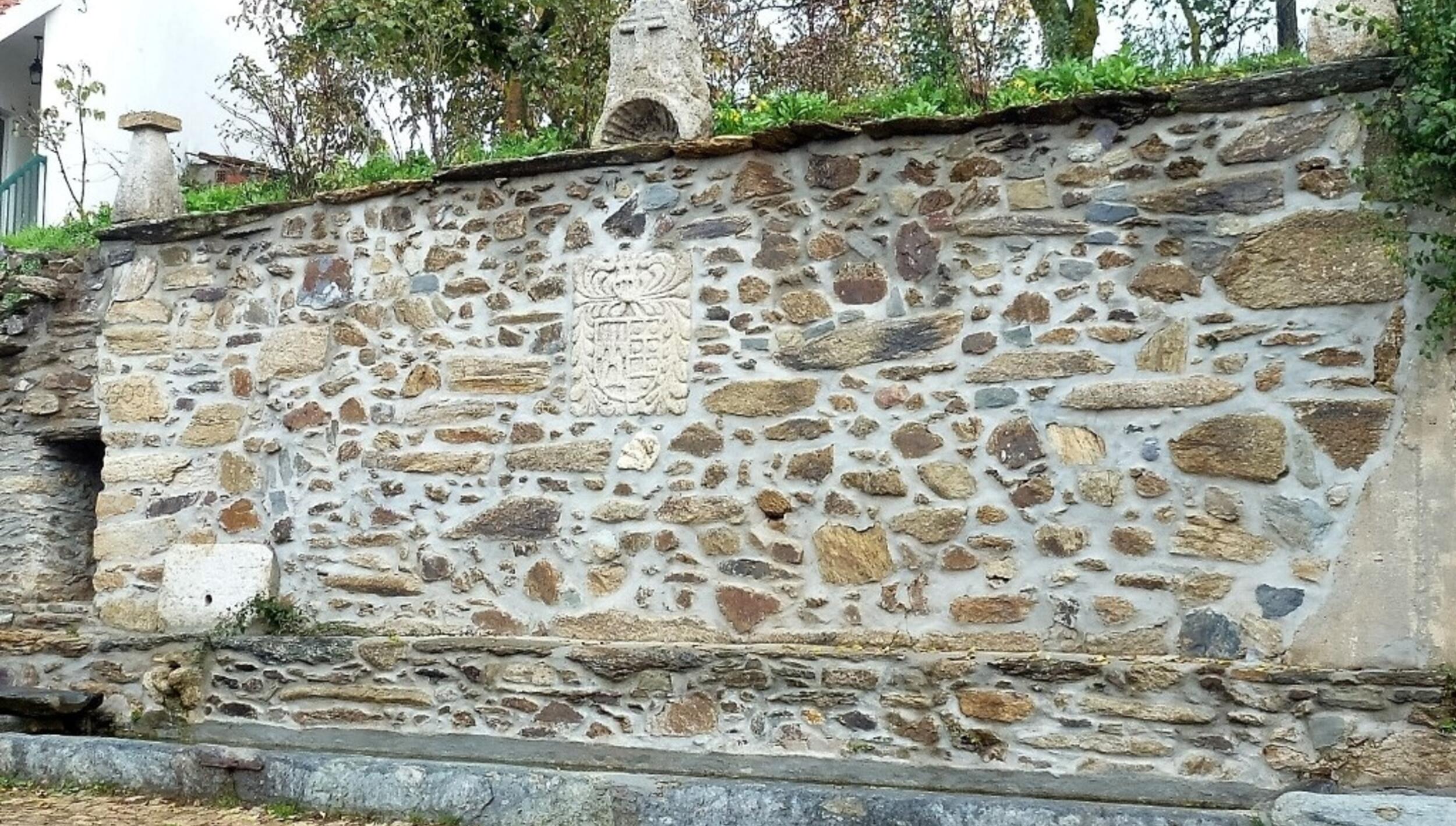 Fonte armoriada com bebedouro