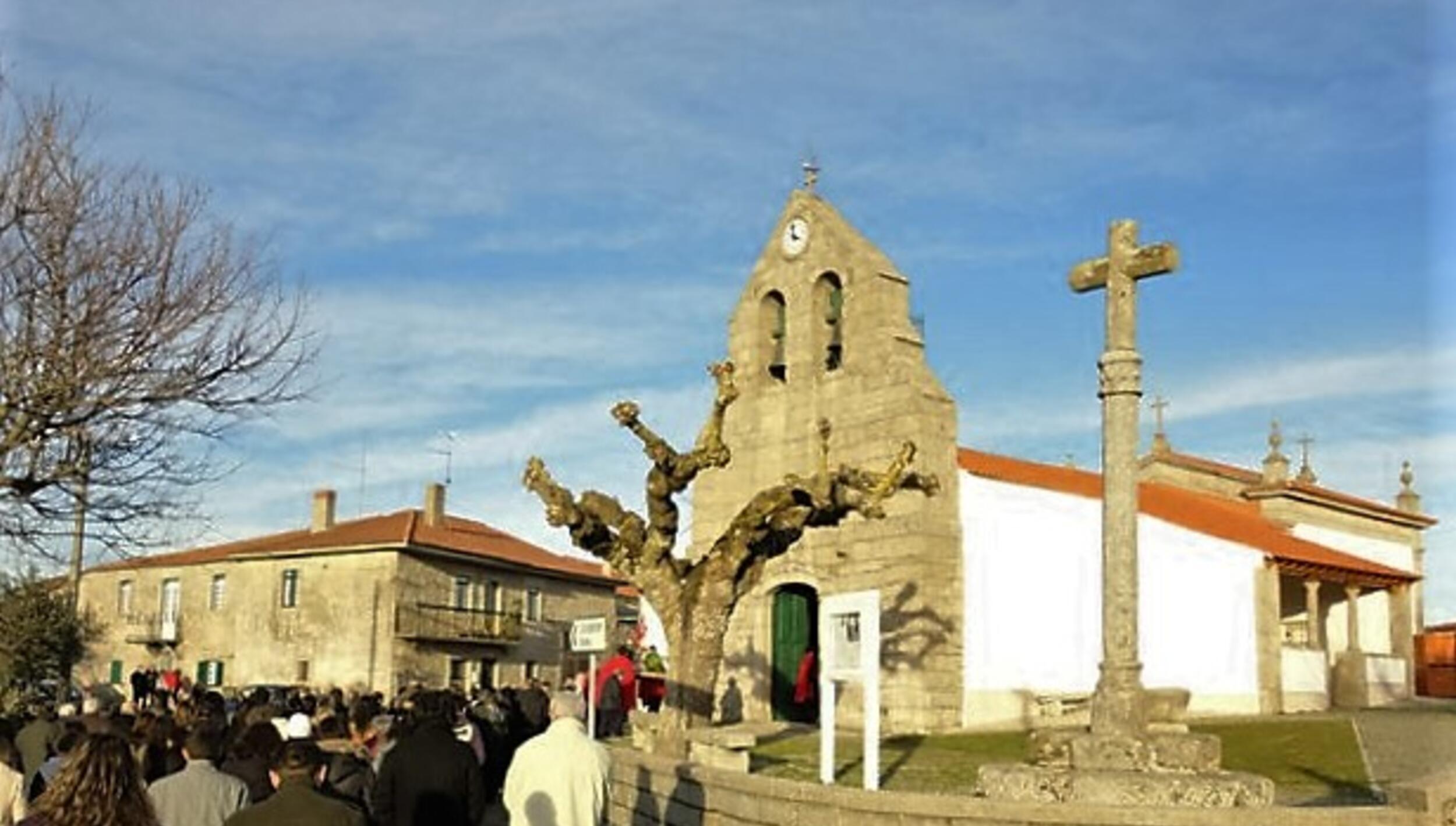 Cruzeiro junto à Igreja