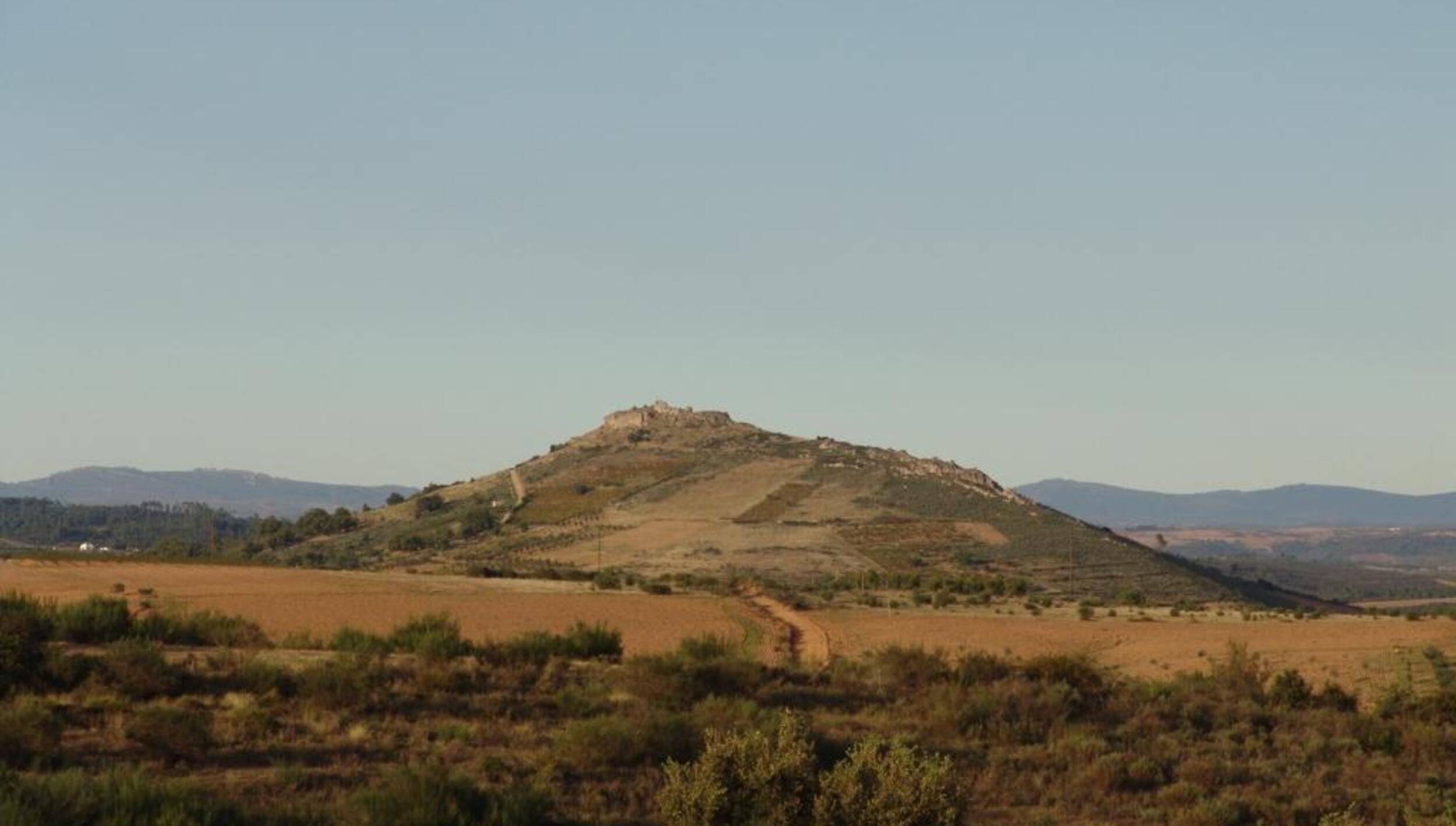 Vista das ruínas do Castelo de Outeiro