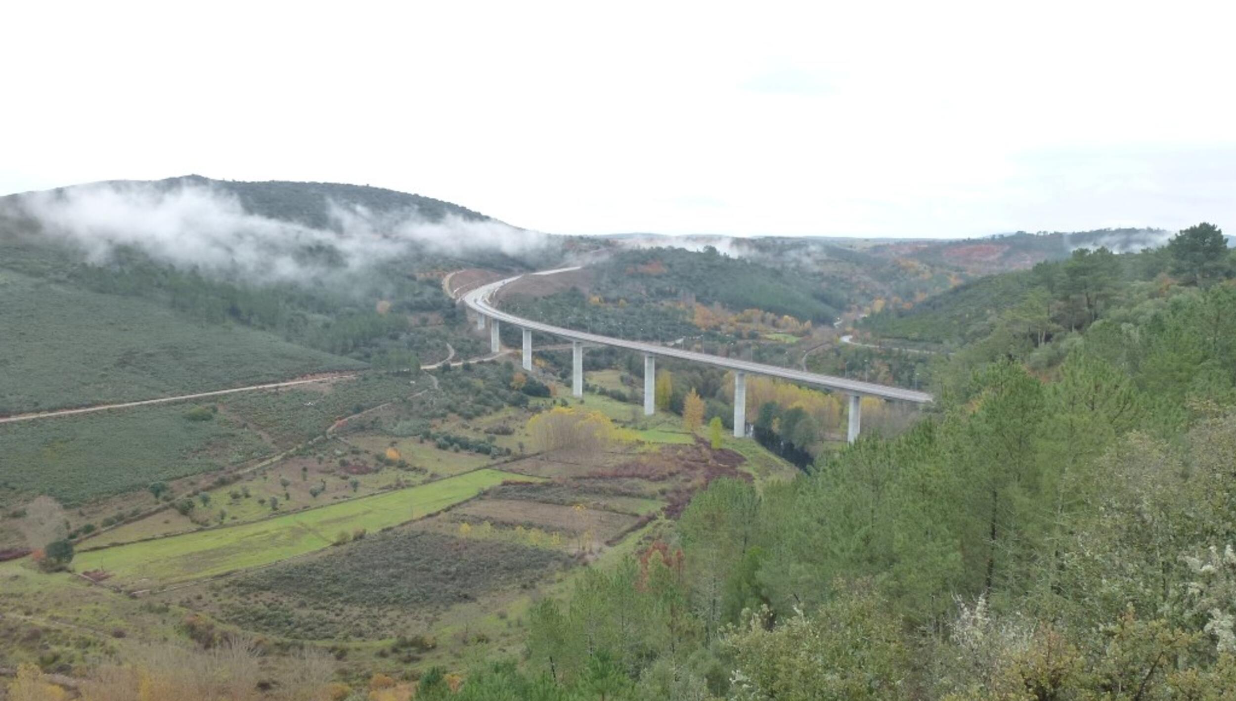 Vista do vale do rio Maças e do viaduto da A4