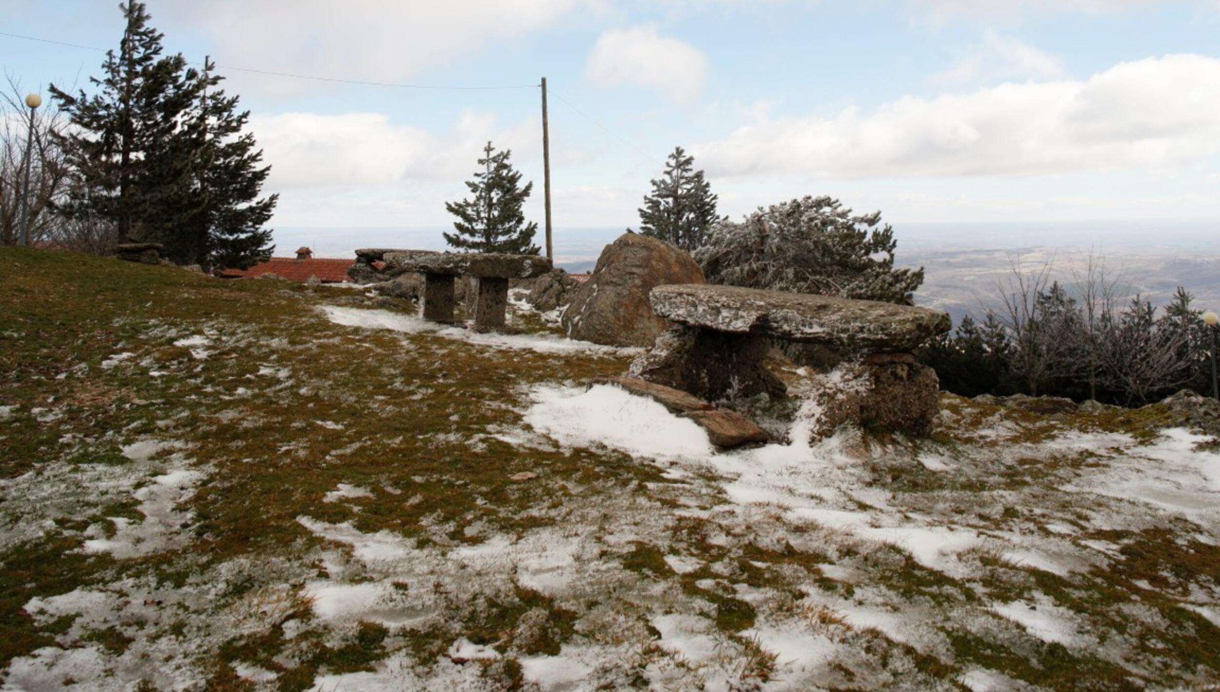 Parque de merendas com neve