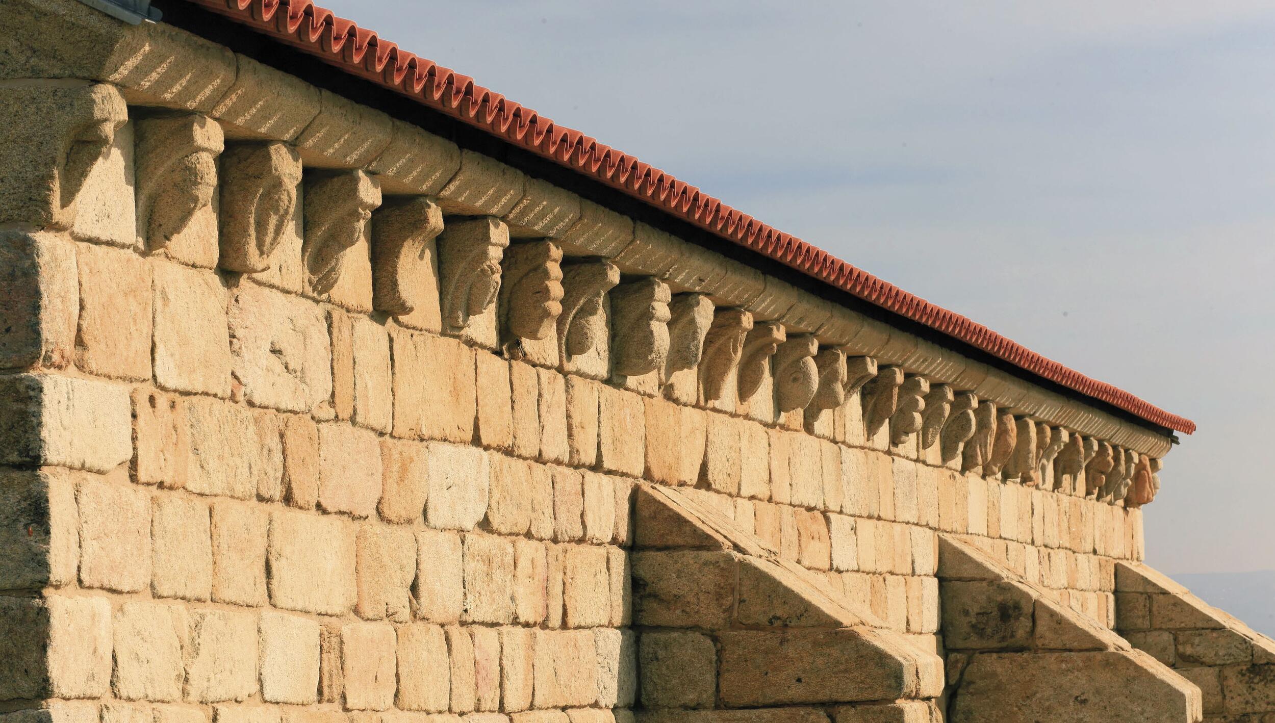 Pormenor dos modilhões da Igreja Paroquial de Algosinho